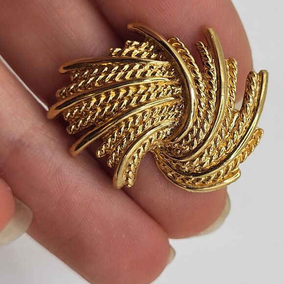 Vintage 60's Monet Gold Tone Feather Wave Pierced Earrings 1in - Picture 3 of 3